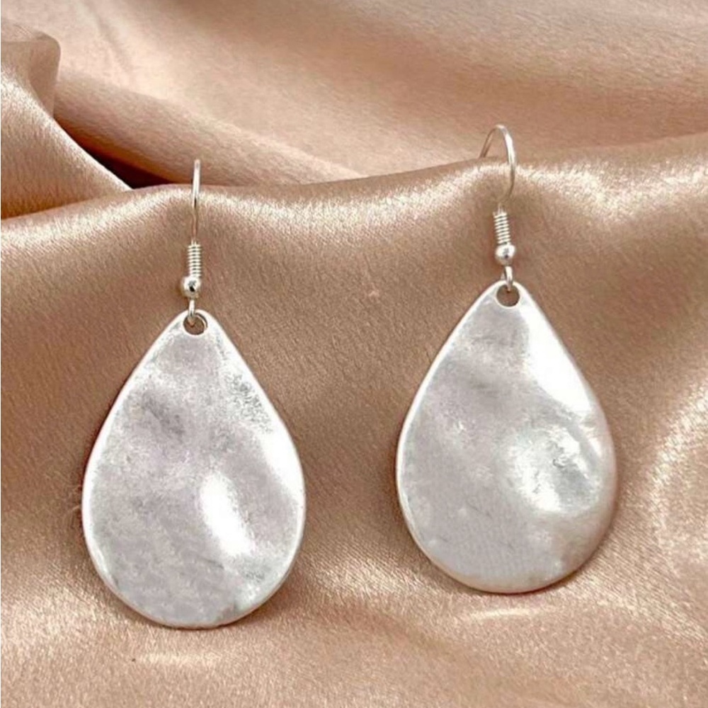NWOT Elegant Silver Teardrop Earrings